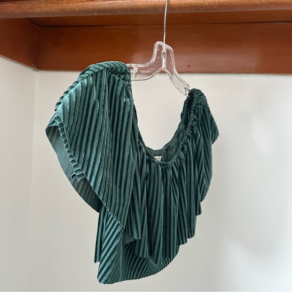 The latest scoop cropped off the shoulder green & célèbre striped top - Picture 2 of 4